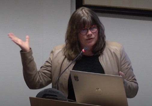 Marcelle Meesters tijdens de raadsvergadering van Nuenen